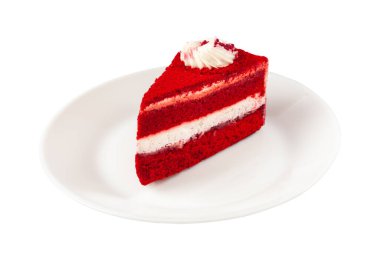 Beyaz tabaktaki tek dilim kırmızı kadife kek beyaz arka planda izole edilmiş. Katmanlı Pasta Kremalı Peynir Şekerleme