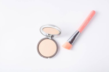 Makyaj fırçalı güzel bir göz falı masanın üstünde duruyor. Makyaj ürünü.