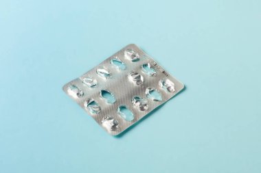 Mavi arka planda boş ilaç paketi. Sağlık ve Tıp Konsepti