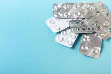 Çeşitli hap ve tabletlerin su toplaması. Sağlık ve kendi kendini tedavi etme konsepti. Haplar arka plan