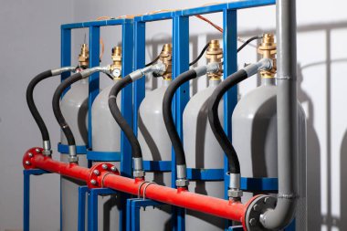 Yangın söndürme için gaz tüpleri. Ateş kontrolü için güvenlik ekipmanları