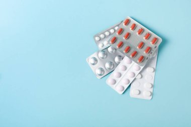 Bir sürü hap ve tablet su toplamış. Sağlık ve tıp konsepti. Haplar arka plan