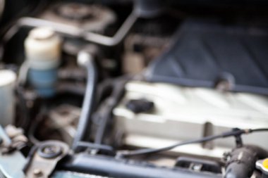 Motor parçaları, hortumlar ve kablolardan oluşan bu enstantane görüntüsüyle arabanızın kaputunun altına bir göz atın. Otomotiv makinelerinin kalbine içeriden bir bakış..