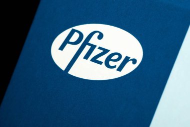 Mavi arka planda Pfizer markasının yakın çekimi. Modern ilaç endüstrisini resmediyor. Kharkiv, Ukrayna - 18 Kasım 2023