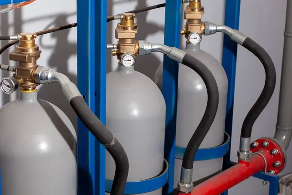 Yangın söndürme için gaz tüpleri. Ateş kontrolü için güvenlik ekipmanları