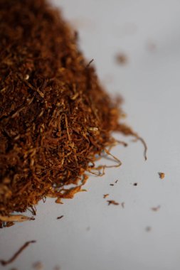 Yuvarlanan tütün arka planda büyük boy, kaliteli, sigara ve esrar içerken çekilmiş fotoğraflar.