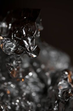 Parçalanmış alüminyum yaprak. Soyut arka plan. Modern büyük boy.