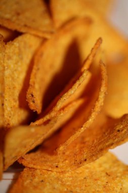 Düz ekmek ve fırında pişirilmiş ev yapımı tortilla baharatlı cipsi. Makro arkaplanı kapat. Büyük boy, kaliteli hazır yemek baskısı.