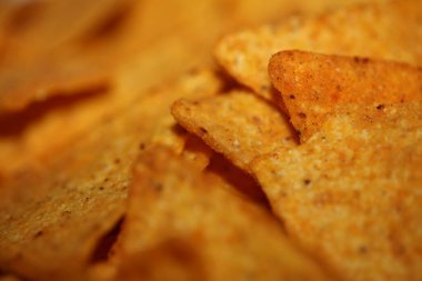 Düz ekmek ve fırında pişirilmiş ev yapımı tortilla baharatlı cipsi. Makro arkaplanı kapat. Büyük boy, kaliteli hazır yemek baskısı.