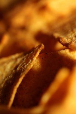 Düz ekmek ve fırında pişirilmiş ev yapımı tortilla baharatlı cipsi. Makro arkaplanı kapat. Büyük boy, kaliteli hazır yemek baskısı.