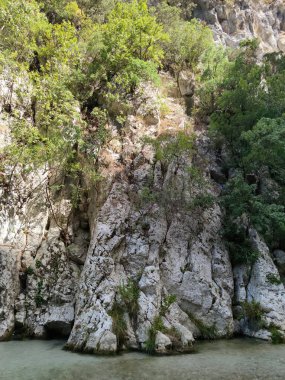 Acherontas Nehri Yunanistan 'ı keşfediyor. Yaz tatili. İnanılmaz Yunan doğası manzarası arka planında yüksek kalite büyük baskı var.