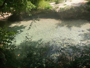 Acherontas Nehri Yunanistan 'ı keşfediyor. Yaz tatili. İnanılmaz Yunan doğası manzarası arka planında yüksek kalite büyük baskı var.