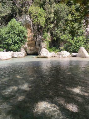 Acherontas Nehri Yunanistan 'ı keşfediyor. Yaz tatili. İnanılmaz Yunan doğası manzarası arka planında yüksek kalite büyük baskı var.
