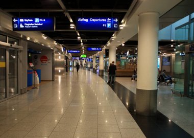 Düsseldorf, Almanya, 12 Nisan 2023 Uluslararası havalimanı çalışanları Avrupa 'da yüksek kaliteli arka plan tatil baskısı altında yürüyüp seyahat ediyorlar