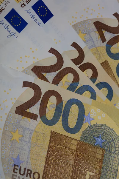 200 Banknotów Euro Banknoty Europejskie Banknoty Gotówkowe Odizolowane Czarnym Tle — Zdjęcie stockowe