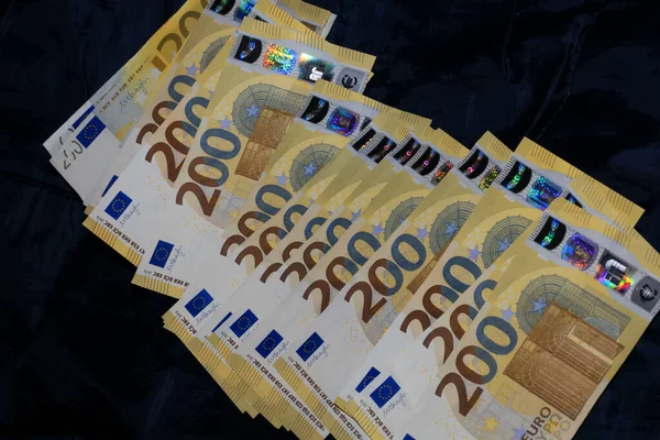 200 Eurosedlar Europeisk Sedel Kontanter Pengar Isolerad Svart Bakgrund Tvåhundra — Stockfoto