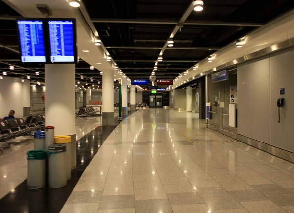 Дюссельдорф Германия Среда Апреля 2023 Международный Аэропорт Людей Идущих Путешествующих — стоковое фото