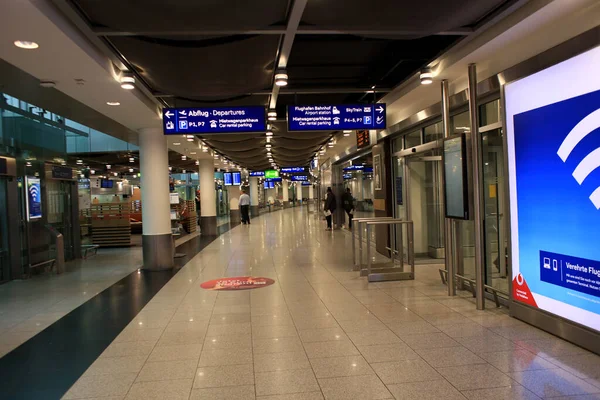 Düsseldorf Deutschland Mittwoch April 2023 Internationaler Flughafen Menschen Fuß Und — Stockfoto