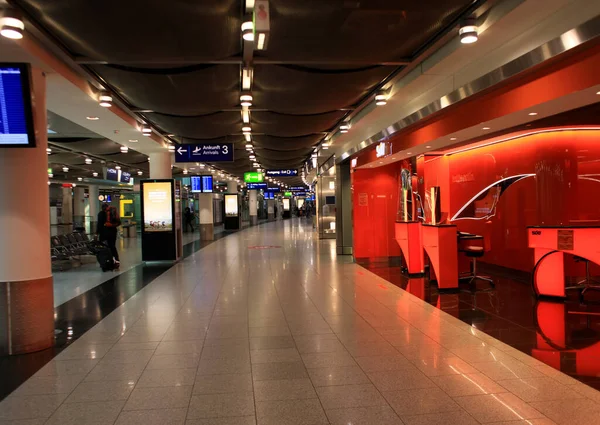 Dusseldorf Alemanha Quarta Feira Abril 2023 Aeroporto Internacional Pessoas Caminhando — Fotografia de Stock