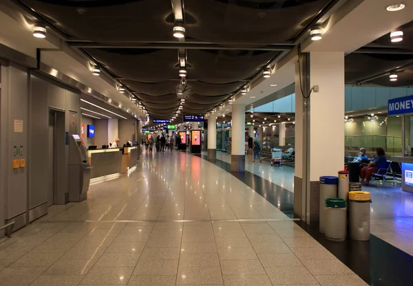 Dusseldorf Germany Wednesday April 2023 International Airport People Walking Traveling — Stock Photo, Image