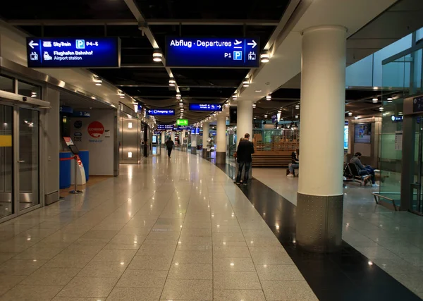 Дюссельдорф Германия Среда Апреля 2023 Международный Аэропорт Людей Идущих Путешествующих — стоковое фото