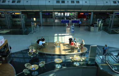 Düsseldorf, Almanya, 12 Nisan 2023 Uluslararası havalimanı çalışanları Avrupa 'da yüksek kaliteli arka plan tatil baskısı altında yürüyüp seyahat ediyorlar