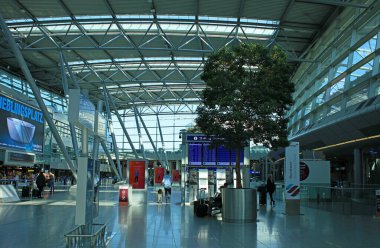 Düsseldorf, Almanya, 12 Nisan 2023 Uluslararası havalimanı çalışanları Avrupa 'da yüksek kaliteli arka plan tatil baskısı altında yürüyüp seyahat ediyorlar