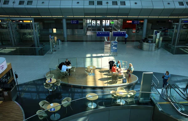 德国杜塞尔多夫 2023年4月12日星期三国际机场旅客步行和旅行的欧洲高品质背景假日印刷品 — 图库照片