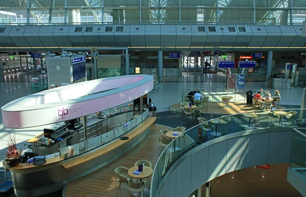 Dusseldorf Німеччина Середа Квітня 2023 Міжнародний Аеропорт Люди Ходять Подорожують — стокове фото