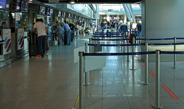 Dusseldorf Niemcy Środa Kwietnia 2023 Międzynarodowe Lotnisko Osób Spacerujących Podróżujących — Zdjęcie stockowe