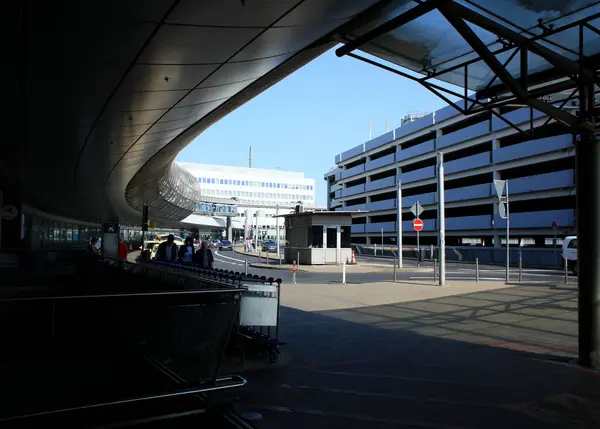 Dusseldorf Alemanha Quarta Feira Abril 2023 Aeroporto Internacional Pessoas Caminhando — Fotografia de Stock