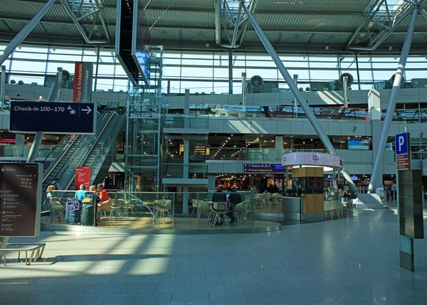 德国杜塞尔多夫 2023年4月12日星期三国际机场旅客步行和旅行的欧洲高品质背景假日印刷品 — 图库照片