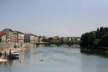 Torino, İtalya, 26 Haziran 2016. Yürüyen şehir manzarası. Arka planda büyük ölçekli seyahat stoku fotoğrafçılığı.