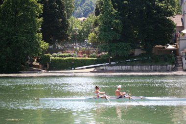 Torino, İtalya, 26 Haziran 2016. Yürüyen şehir manzarası. Arka planda büyük ölçekli seyahat stoku fotoğrafçılığı.