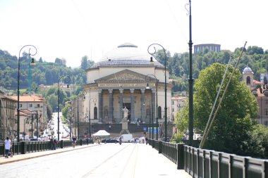 Torino, İtalya, 26 Haziran 2016. Yürüyen şehir manzarası. Arka planda büyük ölçekli seyahat stoku fotoğrafçılığı.