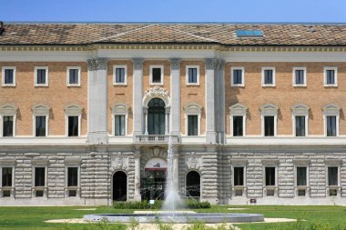 Torino, İtalya, 26 Haziran 2016. Yürüyen şehir manzarası. Arka planda büyük ölçekli seyahat stoku fotoğrafçılığı.
