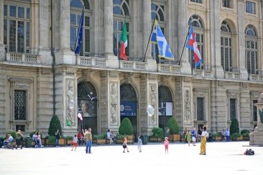 Torino, İtalya, 26 Haziran 2016. Yürüyen şehir manzarası. Arka planda büyük ölçekli seyahat stoku fotoğrafçılığı.