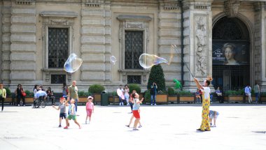 Torino, İtalya, 26 Haziran 2016. Yürüyen şehir manzarası. Arka planda büyük ölçekli seyahat stoku fotoğrafçılığı.