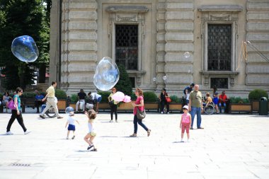 Torino, İtalya, 26 Haziran 2016. Yürüyen şehir manzarası. Arka planda büyük ölçekli seyahat stoku fotoğrafçılığı.
