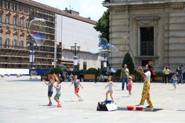 Torino, İtalya, 26 Haziran 2016. Yürüyen şehir manzarası. Arka planda büyük ölçekli seyahat stoku fotoğrafçılığı.