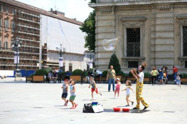 Torino, İtalya, 26 Haziran 2016. Yürüyen şehir manzarası. Arka planda büyük ölçekli seyahat stoku fotoğrafçılığı.