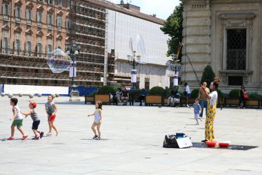 Torino, İtalya, 26 Haziran 2016. Yürüyen şehir manzarası. Arka planda büyük ölçekli seyahat stoku fotoğrafçılığı.