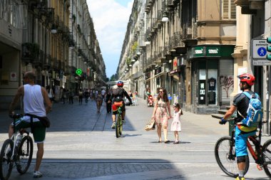 Torino, İtalya, 26 Haziran 2016. Yürüyen şehir manzarası. Arka planda büyük ölçekli seyahat stoku fotoğrafçılığı.