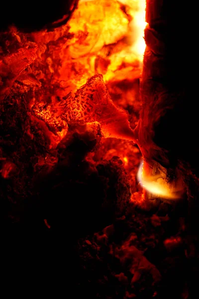 Flammer Røyk Fra Store Tømmerstokker Nærheten Bakgrunnsgrill Som Brenner Store – stockfoto