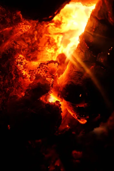 Feuerflammen Und Rauch Aus Großen Holzscheiten Schließen Grill Hintergrund Holz — Stockfoto