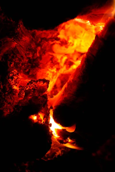 Büyük Odunların Alevleri Dumanı Izgaranın Arkasını Kapatıyor Büyük Kalite Hazır — Stok fotoğraf