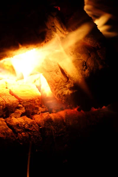 Feuerflammen Und Rauch Aus Großen Holzscheiten Schließen Grill Hintergrund Holz — Stockfoto