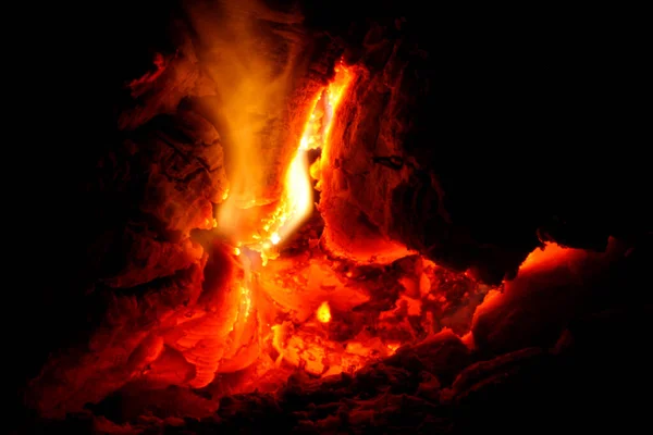 Fuego Llamas Humo Troncos Grandes Cerca Parrilla Fondo Madera Gran — Foto de Stock