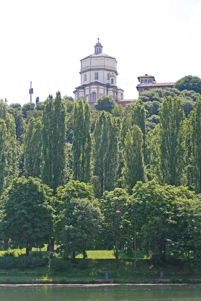Torino Talya Haziran 2016 Yürüyen Şehir Manzarası Arka Planda Büyük — Stok fotoğraf
