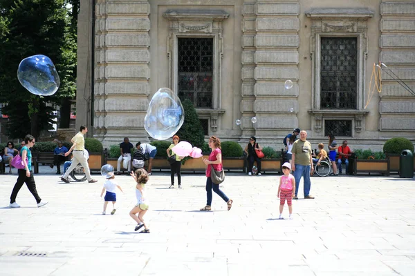 Torino, İtalya, 26 Haziran 2016. Yürüyen şehir manzarası. Arka planda büyük ölçekli seyahat stoku fotoğrafçılığı.